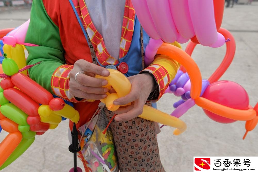 气球小丑卖“魔术气球”，5元一个，一天可挣上千元